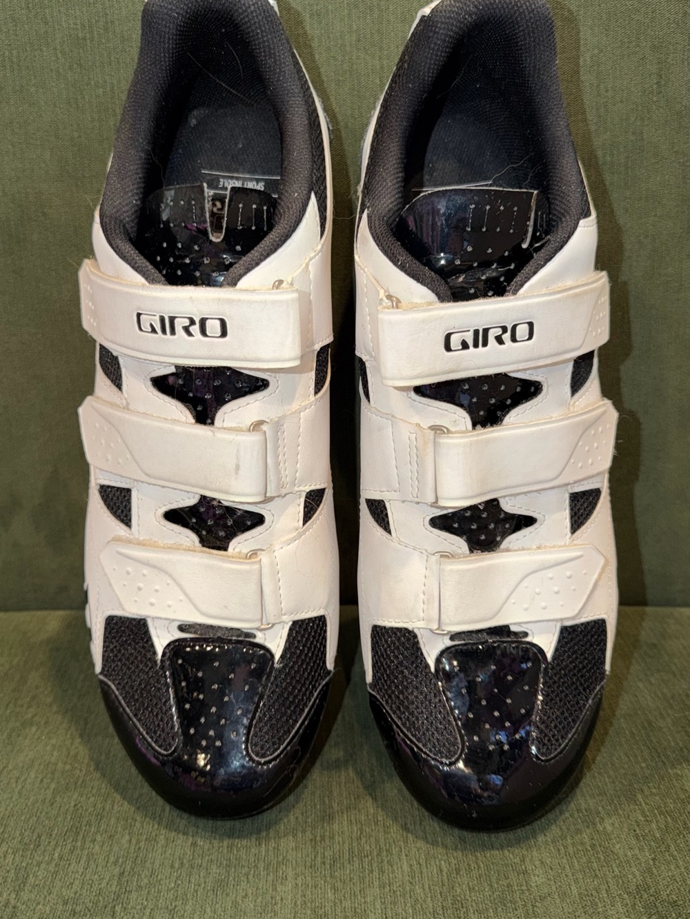 Giro Mens White and Black Cycling Shies with Triple Straps. Size 15